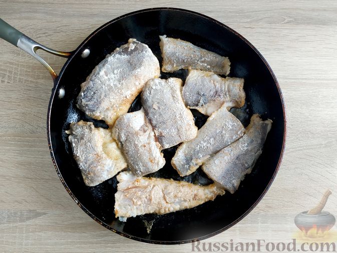 Фото приготовления рецепта: Рыба, запечённая с овощами и консервированной фасолью - шаг №6