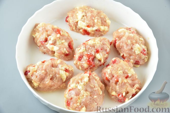 Фото приготовления рецепта: Рубленые куриные котлеты с болгарским перцем и сыром (в духовке) - шаг №11