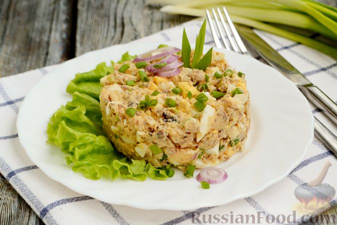 Фото к рецепту: Салат из рыбных консервов с яйцами и луком