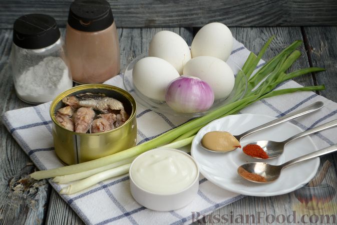Фото приготовления рецепта: Салат из рыбных консервов с яйцами и луком - шаг №1