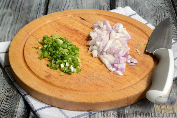 Фото приготовления рецепта: Салат из рыбных консервов с яйцами и луком - шаг №5