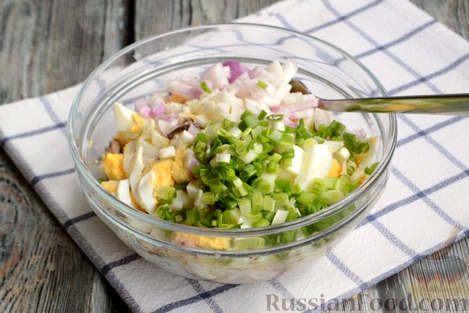 Фото приготовления рецепта: Салат из рыбных консервов с яйцами и луком - шаг №6