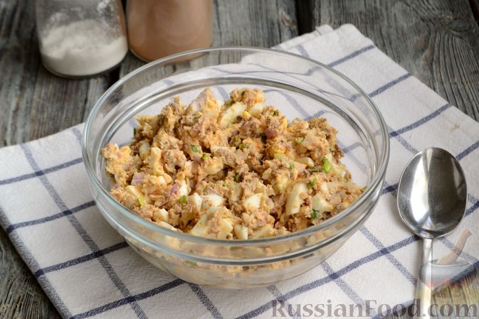 Фото приготовления рецепта: Салат из рыбных консервов с яйцами и луком - шаг №10