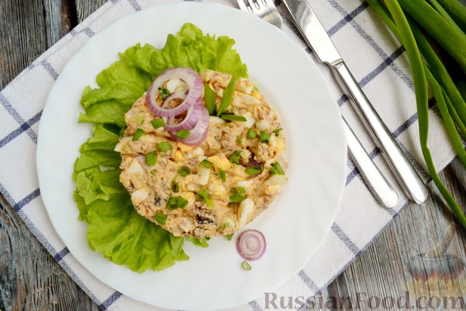 Фото приготовления рецепта: Салат из рыбных консервов с яйцами и луком - шаг №12