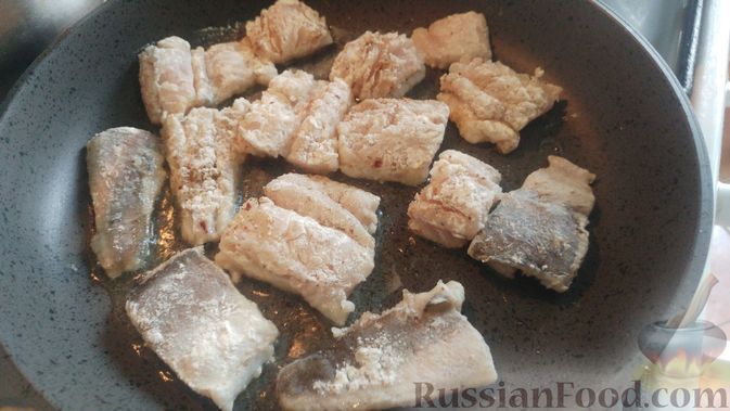 Фото приготовления рецепта: Рыба, тушенная с овощами в горшочке - шаг №8