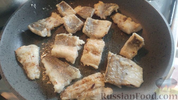 Фото приготовления рецепта: Рыба, тушенная с овощами в горшочке - шаг №9