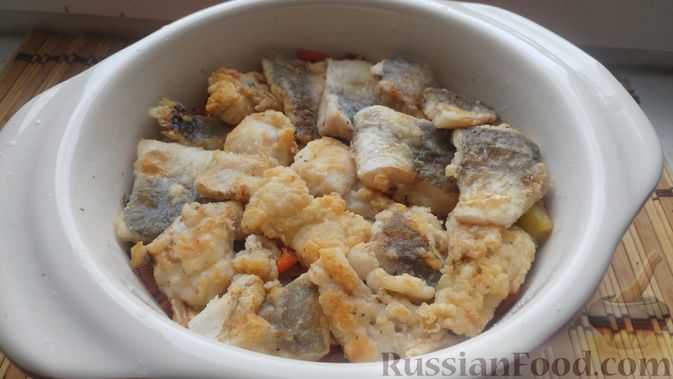 Фото приготовления рецепта: Рыба, тушенная с овощами в горшочке - шаг №17