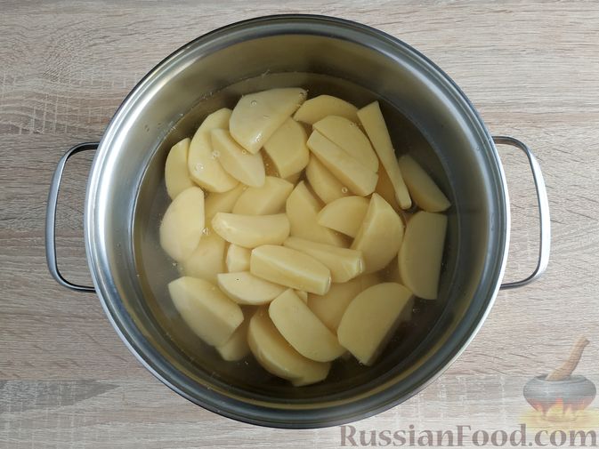 Фото приготовления рецепта: Зелёное картофельное пюре со шпинатом - шаг №3