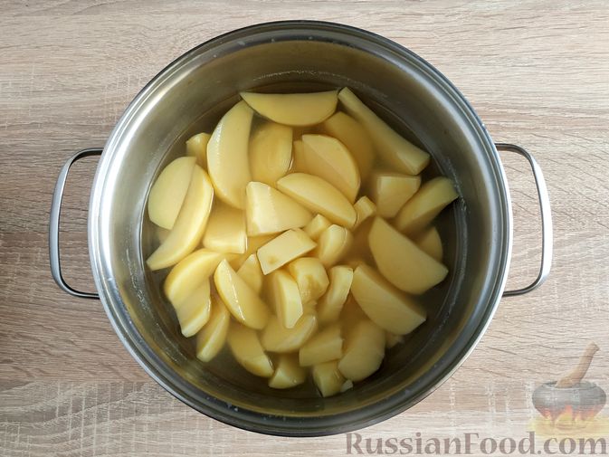 Фото приготовления рецепта: Зелёное картофельное пюре со шпинатом - шаг №4