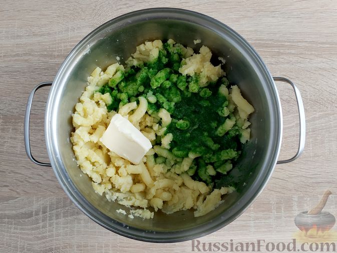 Фото приготовления рецепта: Зелёное картофельное пюре со шпинатом - шаг №12