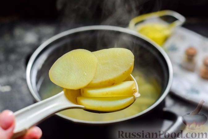 Фото приготовления рецепта: Тефтели, запечённые в сметанном соусе, с картошкой - шаг №11