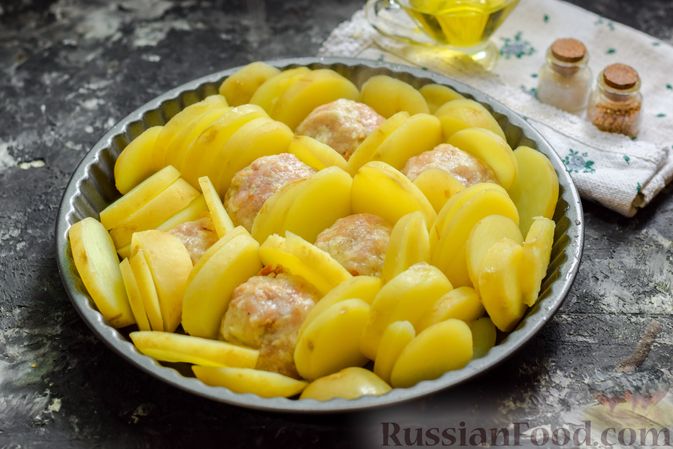 Фото приготовления рецепта: Тефтели, запечённые в сметанном соусе, с картошкой - шаг №13
