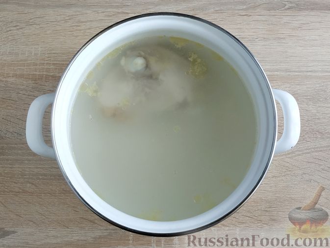 Фото приготовления рецепта: Куриный суп с чечевицей и овощами - шаг №3