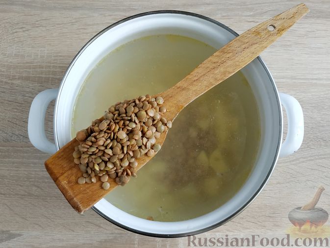Фото приготовления рецепта: Куриный суп с чечевицей и овощами - шаг №6