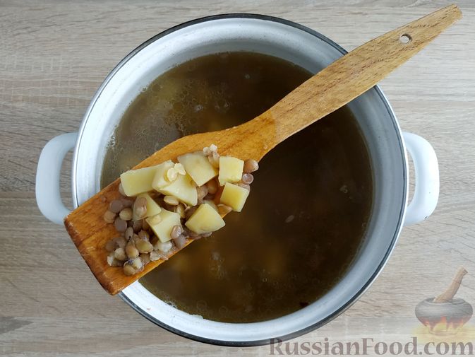 Фото приготовления рецепта: Куриный суп с чечевицей и овощами - шаг №7