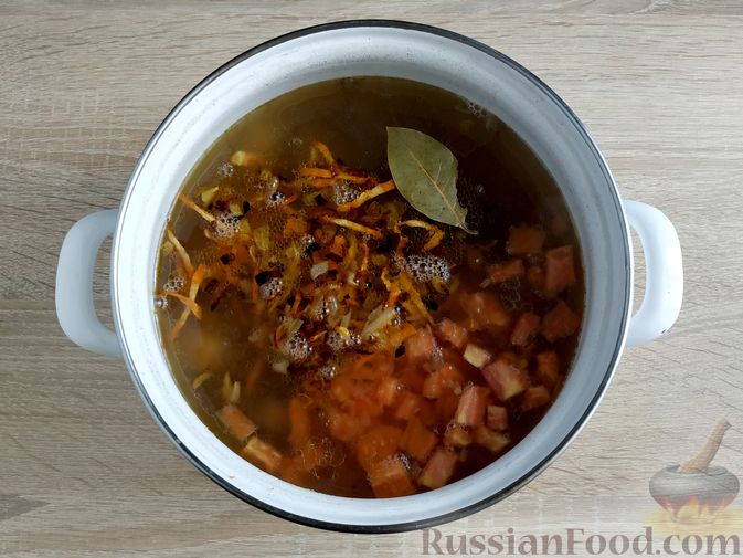 Фото приготовления рецепта: Куриный суп с чечевицей и овощами - шаг №11