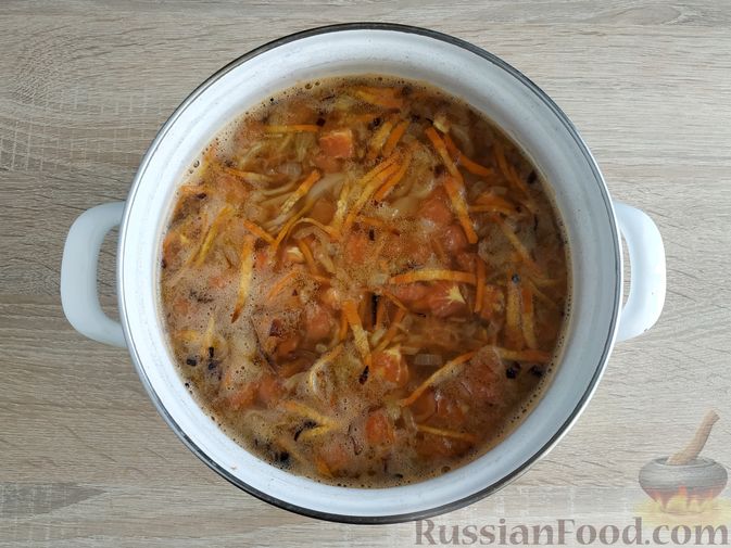 Фото приготовления рецепта: Куриный суп с чечевицей и овощами - шаг №12