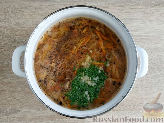 Фото приготовления рецепта: Куриный суп с чечевицей и овощами - шаг №13