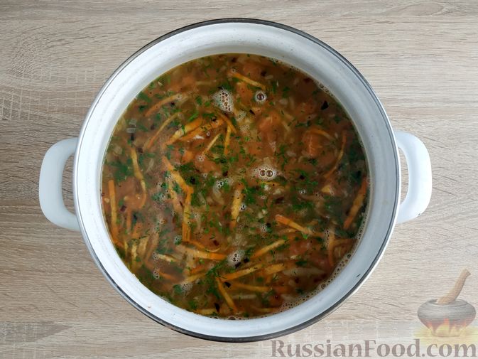 Фото приготовления рецепта: Куриный суп с чечевицей и овощами - шаг №14