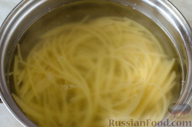 Фото приготовления рецепта: Паста с креветками в сливочно-чесночном соусе - шаг №10