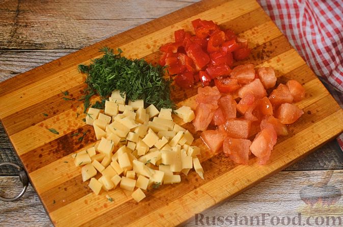 Фото приготовления рецепта: Куриный рулет с сыром, помидором и болгарским перцем (в духовке) - шаг №2