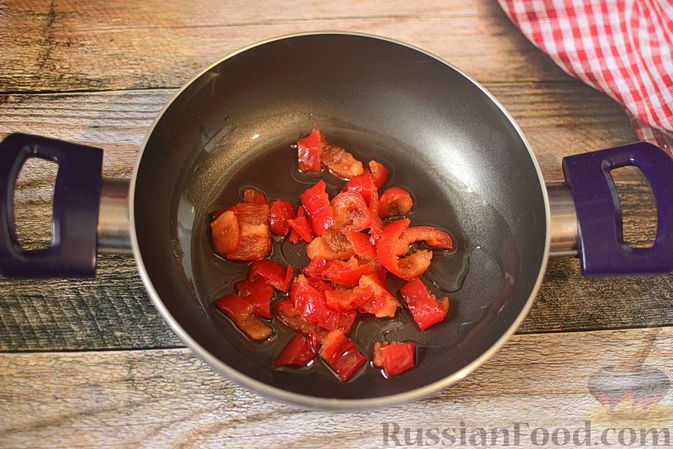 Фото приготовления рецепта: Куриный рулет с сыром, помидором и болгарским перцем (в духовке) - шаг №3