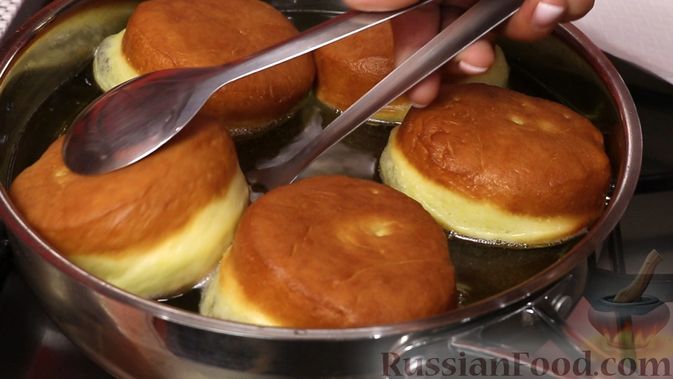Фото приготовления рецепта: Пончики "Берлинеры" с клубничной начинкой - шаг №19