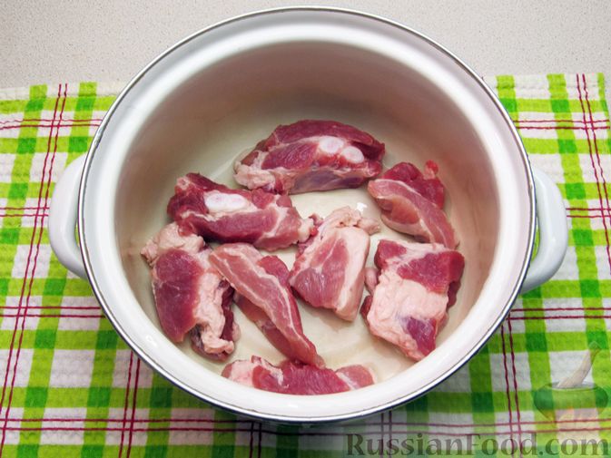 Фото приготовления рецепта: Зелёный борщ со свиными рёбрышками и свёклой - шаг №2