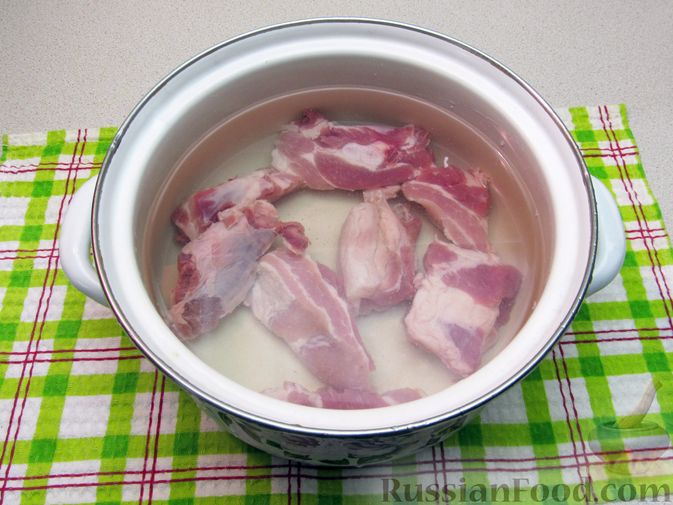Фото приготовления рецепта: Зелёный борщ со свиными рёбрышками и свёклой - шаг №3