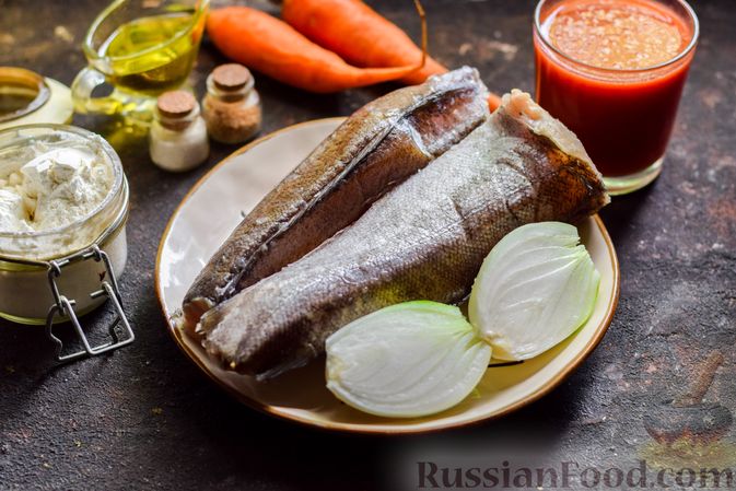 Фото приготовления рецепта: Хек, тушенный в томатном соусе, с луком и морковью - шаг №1