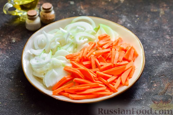 Фото приготовления рецепта: Хек, тушенный в томатном соусе, с луком и морковью - шаг №7