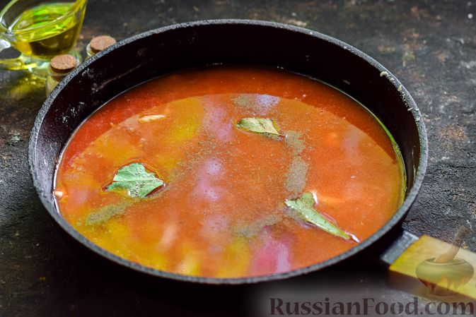Фото приготовления рецепта: Хек, тушенный в томатном соусе, с луком и морковью - шаг №11