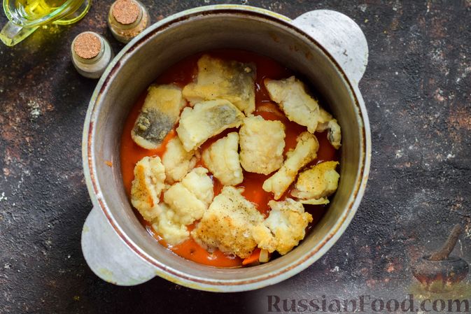 Фото приготовления рецепта: Хек, тушенный в томатном соусе, с луком и морковью - шаг №13