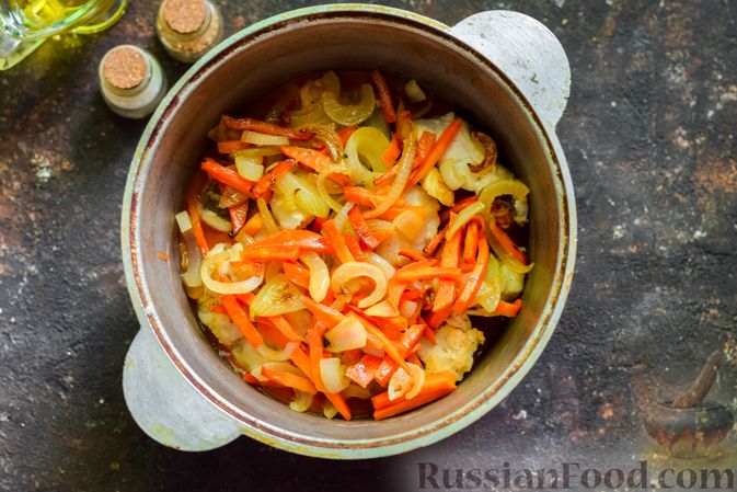 Фото приготовления рецепта: Хек, тушенный в томатном соусе, с луком и морковью - шаг №14