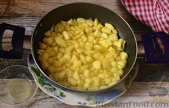 Фото приготовления рецепта: Слойки с яблоками и заварным кремом - шаг №7