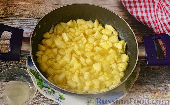 Фото приготовления рецепта: Слойки с яблоками и заварным кремом - шаг №9