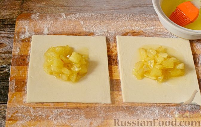 Фото приготовления рецепта: Слойки с яблоками и заварным кремом - шаг №17