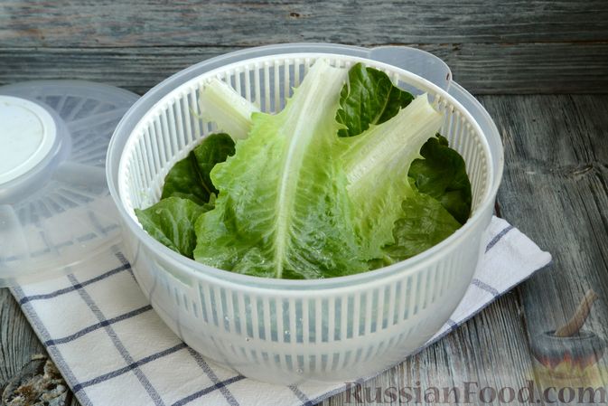 Фото приготовления рецепта: Классический салат "Цезарь" - шаг №9