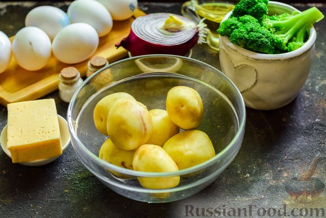 Фото приготовления рецепта: Запечённый картофель с брокколи, яичницей и сыром - шаг №1