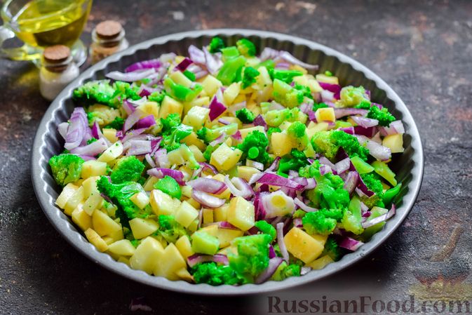 Фото приготовления рецепта: Запечённый картофель с брокколи, яичницей и сыром - шаг №5