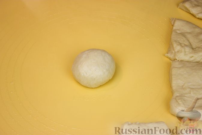 Фото приготовления рецепта: Дрожжевые пресные булочки с кунжутом - шаг №12