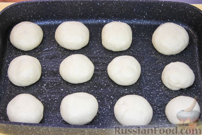 Фото приготовления рецепта: Дрожжевые пресные булочки с кунжутом - шаг №13