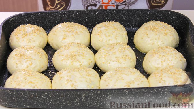 Фото приготовления рецепта: Дрожжевые пресные булочки с кунжутом - шаг №16