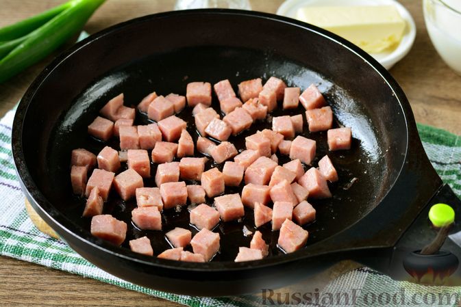 Фото приготовления рецепта: Рулетики из лаваша с картофельным пюре, колбасой и зелёным луком - шаг №6
