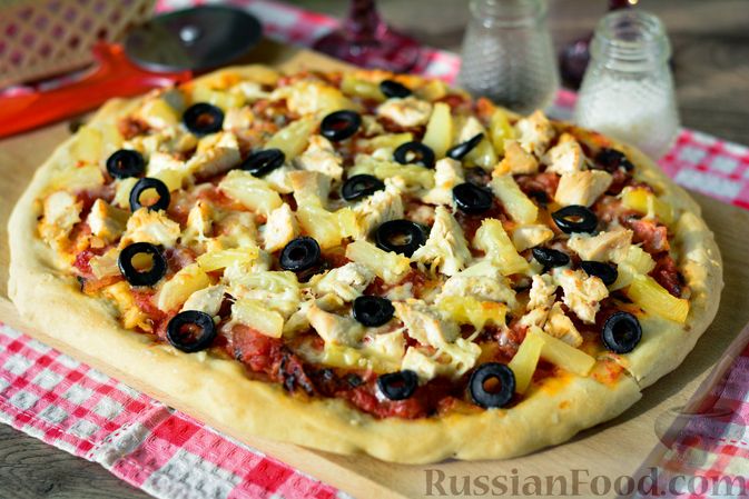 Фото к рецепту: Пицца с курицей, ананасами и маслинами, из дрожжевого теста