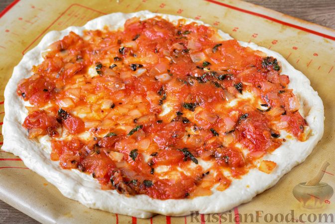 Фото приготовления рецепта: Пицца с курицей, ананасами и маслинами, из дрожжевого теста - шаг №16