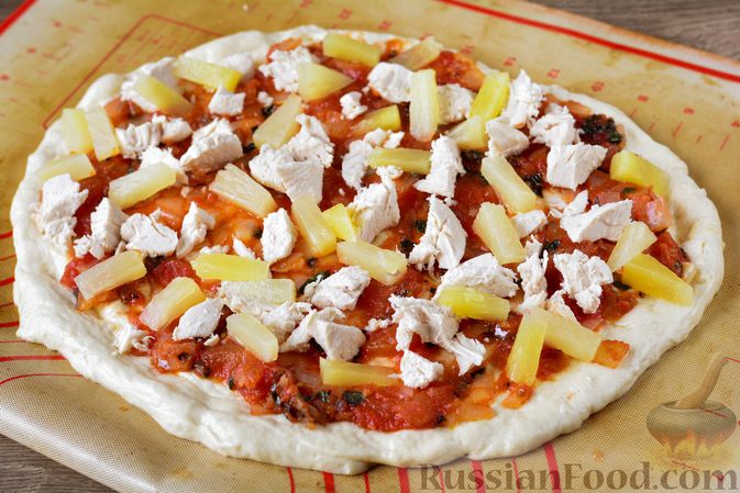 Фото приготовления рецепта: Пицца с курицей, ананасами и маслинами, из дрожжевого теста - шаг №17