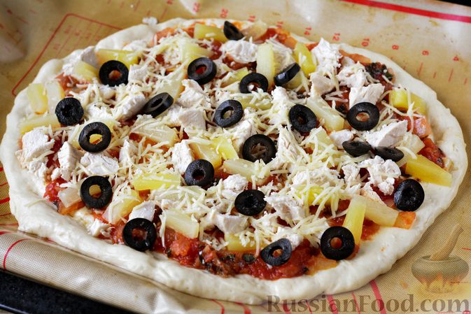 Фото приготовления рецепта: Пицца с курицей, ананасами и маслинами, из дрожжевого теста - шаг №18