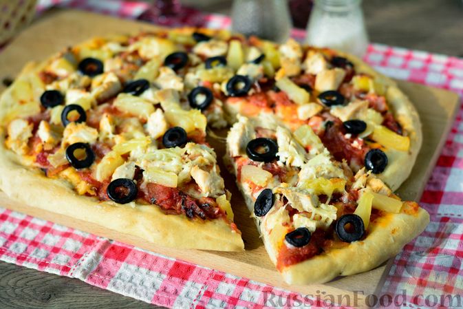 Фото приготовления рецепта: Пицца с курицей, ананасами и маслинами, из дрожжевого теста - шаг №21