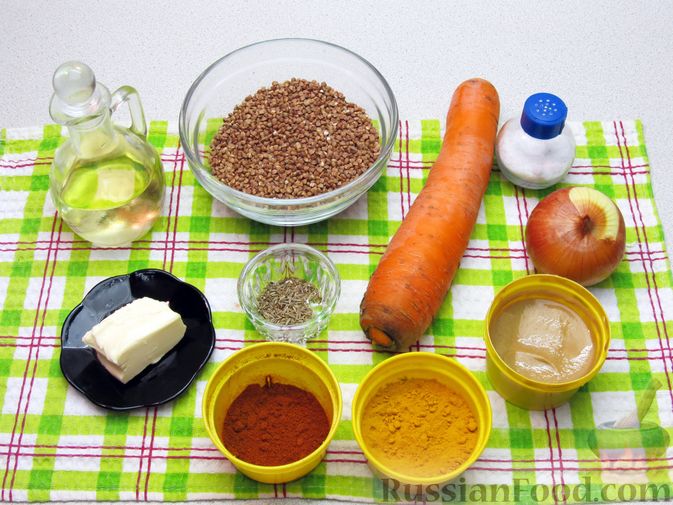 Фото приготовления рецепта: Гречка с овощами, зирой, куркумой и паприкой (на сковороде) - шаг №1
